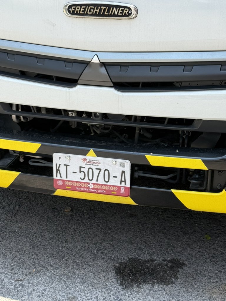 javo_jac's tweet photo. @BonafontMexico tengo uno de tus camiones bloqueando la entrada de mi domicilio, lleva 40 minutos y no aparecen tus trabajadores. https://t.co/bbjsvX00t5