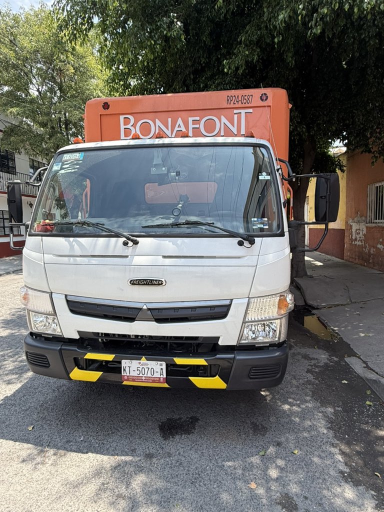 javo_jac's tweet photo. @BonafontMexico tengo uno de tus camiones bloqueando la entrada de mi domicilio, lleva 40 minutos y no aparecen tus trabajadores. https://t.co/bbjsvX00t5