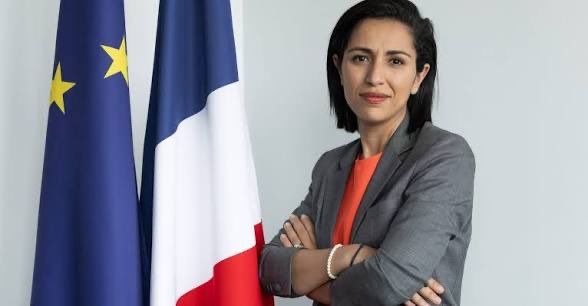 PNerval's tweet photo. Billet d’humeur par Pierre Nerval
Le passager de la République

Il fut un temps où monter dans une voiture lancée à tombeau ouvert, conduite par un individu ivre, sans permis, poursuivi par treize voitures de police, relevait d’un très mauvais choix de soirée.
Dans la France de 2026, cela dépend manifestement du nom inscrit sur votre carnet d’adresses.
L’affaire de Stains ressemble à une caricature tellement parfaite qu’on hésite presque à y croire. Une Renault Twingo transformée en projectile urbain. Des policiers obligés de jouer au stock-car républicain au beau milieu de la nuit. Un fonctionnaire blessé après qu’un chauffard décide de transformer la route en champ de bataille. Et, au milieu du décor, comme dans une mauvaise comédie politique française, apparaît soudain un personnage inattendu : le père d’une ministre.
...
Ah… la République des coïncidences.
Le conducteur ? Sans permis. Alcoolisé. Refus d’obtempérer. Violence contre les forces de l’ordre. Le menu complet du parfait petit caïd routier moderne. Celui que les ministres dénoncent habituellement avec des trémolos de fermeté sur les plateaux télé.
Mais cette fois-ci, le décor change légèrement lorsque l’on découvre qu’à bord du véhicule se trouvait le père de Sarah El Haïry, ministre chargée de l’Enfance, de la Jeunesse et des Familles.
Et soudain, la France entière entend ce petit bruit familier.
Le bruit du couvercle qu’on repose doucement sur une affaire embarrassante.
Attention : juridiquement, être passager ne fait pas automatiquement de vous un complice. C’est vrai. Et dans un État de droit, chacun doit être jugé sur des faits précis, pas sur son nom.
Mais enfin… permettez au vieux citoyen que je suis de sourire jaune devant ce spectacle.
...
Imaginez un instant Marcel Dupont, retraité de Vierzon, retrouvé dans une voiture folle après une course-poursuite ayant blessé un policier. Pensez-vous sincèrement que l’affaire aurait été accueillie avec cette délicatesse cotonneuse, cette prudence feutrée, cette discrétion presque notariale ?
Bien sûr que non.
Depuis des années, le peuple français a le sentiment qu’il existe deux justices :
celle qui vous tombe dessus comme une enclume quand vous êtes un inconnu,
et celle qui marche sur des œufs dès qu’un parfum ministériel flotte dans l’air.
C’est cela qui exaspère les gens.
Pas seulement le fait divers.
Le symbole.
Toujours le symbole.
Car pendant qu’un policier se retrouve blessé au genou après avoir simplement tenté de faire respecter la loi, la machine politico-médiatique, elle, semble surtout préoccupée par la gestion de l’embarras gouvernemental.
On nous répète à longueur de journée qu’il faut respecter les forces de l’ordre. Et très bien ! Mais alors qu’on commence par leur éviter cette humiliation permanente : risquer leur peau face à des délinquants routiers pendant que les salons parisiens débattent ensuite de nuances procédurales autour d’un petit café bio équitable.
Le plus extraordinaire dans cette France moderne, c’est qu’on trouve encore le moyen de s’étonner de la colère populaire.
...
Mais enfin, regardez le spectacle !
Le citoyen ordinaire voit des policiers blessés, des refus d’obtempérer quotidiens, des délinquants multirécidivistes, des ministres qui parlent de fermeté à la télévision… puis découvre qu’autour du pouvoir flotte toujours une étrange brume protectrice.
Une sorte d’airbag républicain réservé aux gens importants.
Et après cela, nos élites s’interrogent gravement sur la “crise de confiance démocratique”.

Quelle énigme, vraiment.

Pierre Nerval