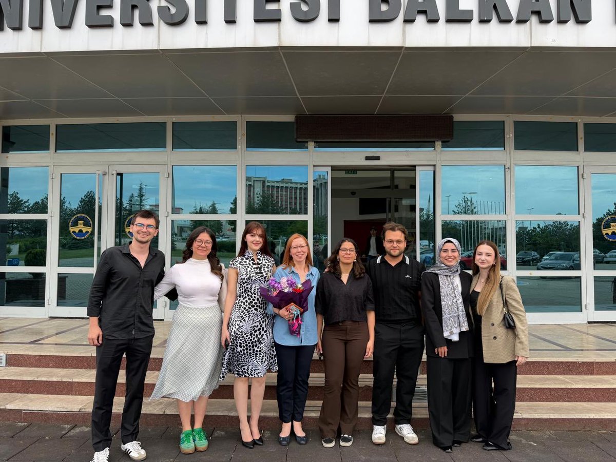 TKirkizlar's tweet photo. 2026 TÜTF Boy Şenliğinde başarı ve gururla posterlerini sunan öğrencilerimizi tebrik ederim. 👏🏻👏🏻👏🏻 Hekimlik hayatınızda başarılar 🙏🏻🙏🏻🙏🏻 @trakya_univ @trakyatip https://t.co/g74M5q2EAR