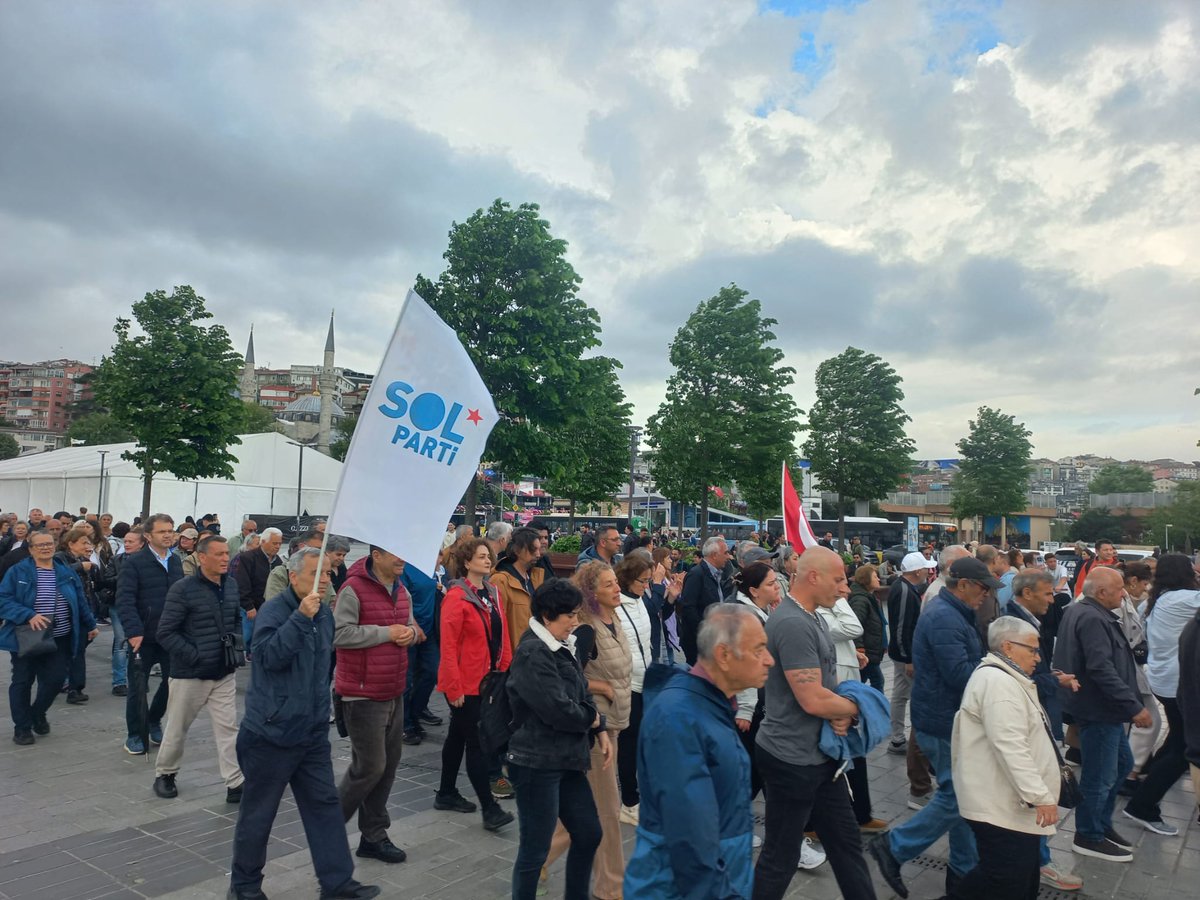 solpartistanbul's tweet photo. Saray darbesine karşı sokaklardan sesleniyoruz.

Tek adam rejimini hep birlikte gönderecek, birleşe birleşe kazanacağız ⭐ https://t.co/DRWFAPhsbd