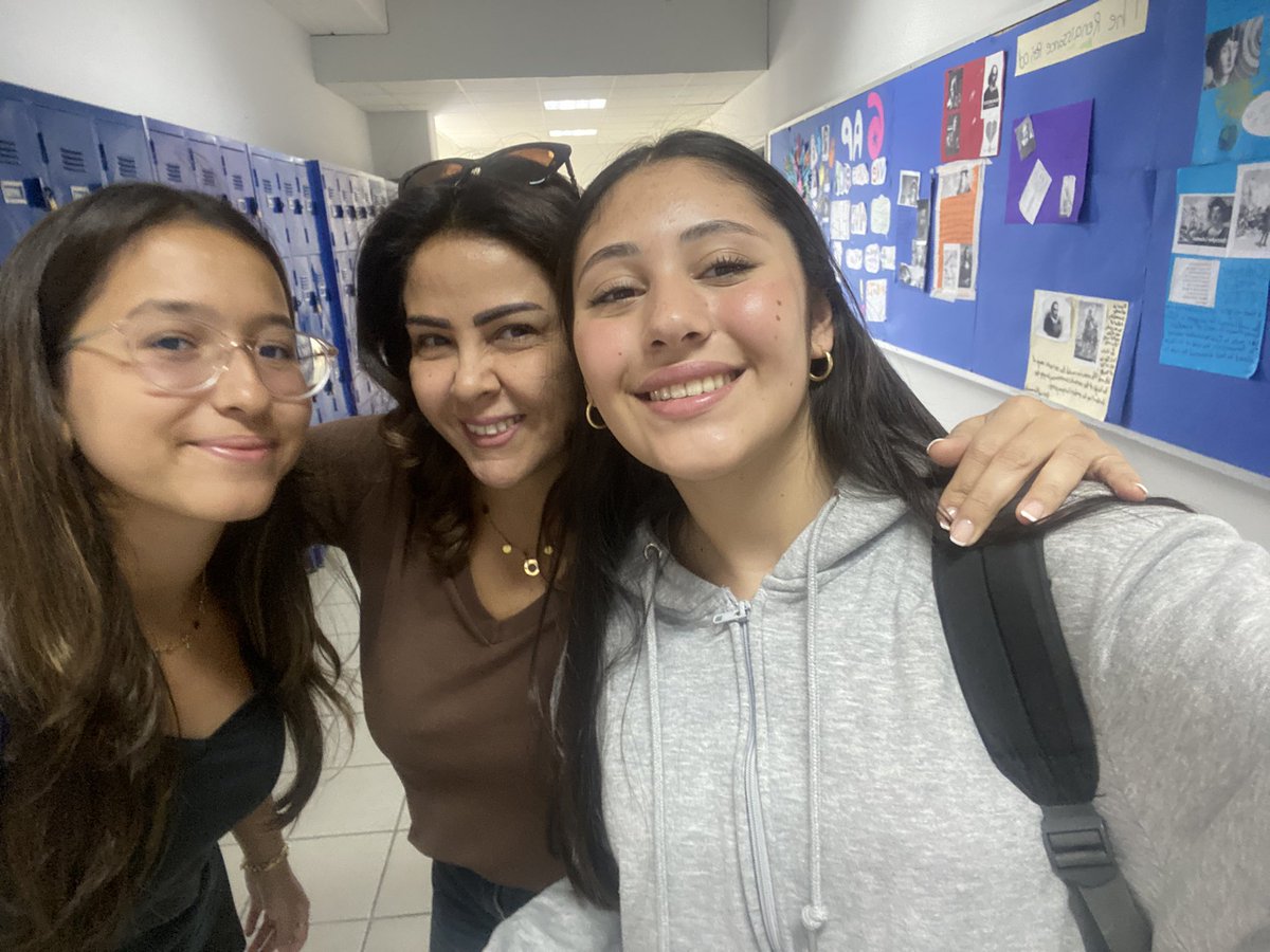 LotfiDina's tweet photo. Sharing smiles before the Eid celebrations begin. ✨ #middleschool
@Hhhsinfo @DidiSaleh10 https://t.co/eHjxJ6lqds