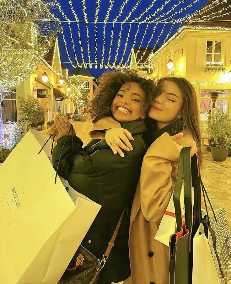 dmottlai's tweet photo. Eu sei que foi ontem mas só hoje tive tempinho de vim aqui pra isso.

Feliz aniversario irmã, você sempre foi a pessoa por quem eu vou me espelhar na maior parte do tempo. Eu iria a qualquer lugar, em qualquee momento, atrás de você. 

Até mesmo para segurar o céu https://t.co/hCECdyoHBL
