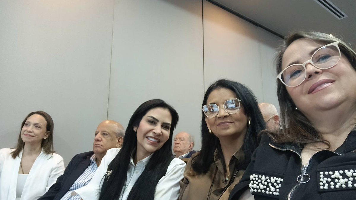 ProyectoVzla's tweet photo. ¡Desde Panamá, Proyecto Venezuela firme por la libertad! ​Acompañamos a la líder @MariaCorinaYA en su encuentro con el comando y los factores pol��ticos previo a la rueda de prensa. ​Destacamos la gran labor de nuestras representantes en este país, Gloria Pérez y Teresa Armas. https://t.co/xWUWNWYIcD