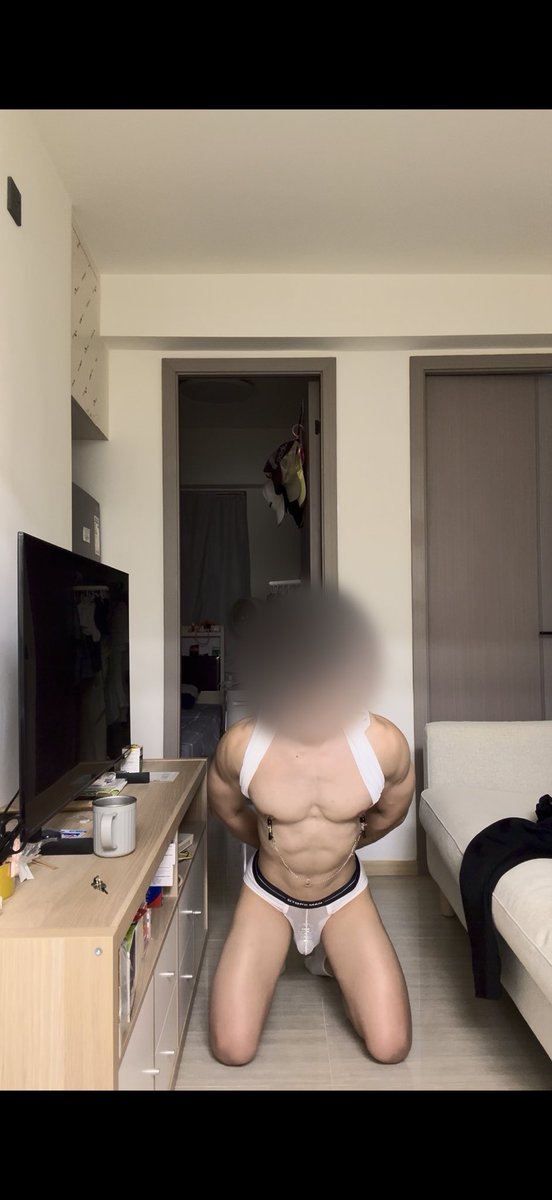 slaverecordhk1's tweet photo. 「限時1分鐘內射出來，把杯裡的精液一滴不剩地全部喝掉，貼文要尾註自己射精噴發次數。

你當初不是想在交友軟體認識男人嗎？以後在同志圈裡，你可以告訴別人，自己是被我親手訓練出來的早洩犬，這麼稀有的淫賤犬種肯定會很受歡迎的。」

3:47高清全片 I  12秒連續噴發11次：
https://t.co/iompvdOsxw https://t.co/9obYJWySYZ