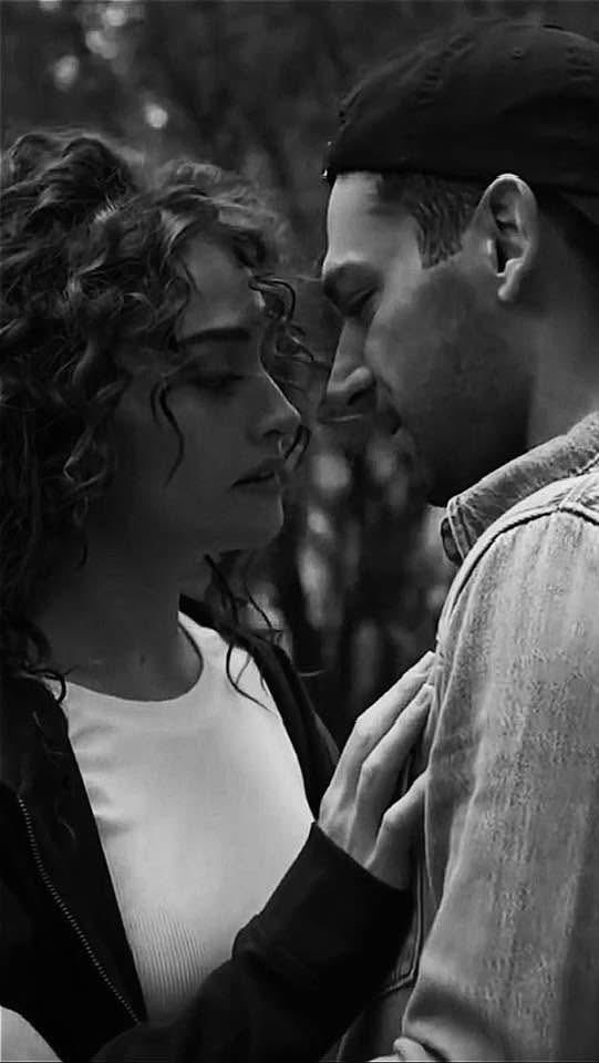 DUS_UNDUNYASI's tweet photo. Bana yaşadığın şehrin kapılarını aç..
Başka şehirleri özleyelim orada seninle.
Bu evler,bu sokaklar,bu meydanlar
İkimize yetmez."

          Özdemir Asaf https://t.co/KlXB5vTjPi