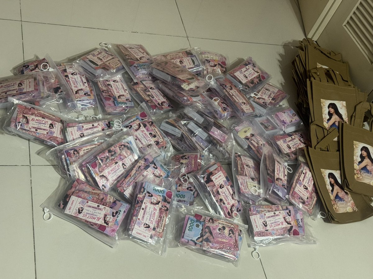 teamfyangglobal's tweet photo. Last time we didn’t post our freebies, but here’s a little glimpse of them now .

All freebies are carefully prepared and individually packed in plastics for our attendees tomorrow to make everything organized, clean, and special for everyone.

Thank you so much for supporting our second block screening. See you all tomorrow!

#Fyangsmith