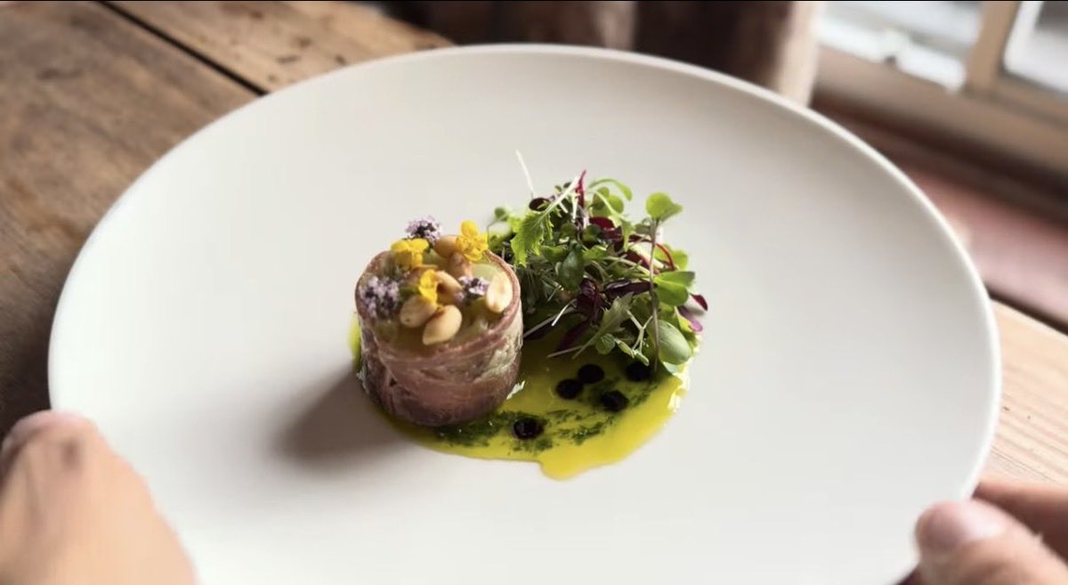 GarysKitchen's tweet photo. This dish is made from 3 burnt leeks , 4 slices of Parma ham and 6 peanuts 
Good food does not have be expensive cheap products with skill can be delicious https://t.co/bEBzGmlp9R