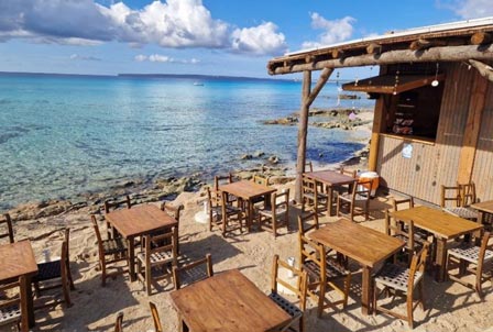 FormenteraOffer's tweet photo. 👇 Guía completa con los mejores chiringuitos de playa de Formentera:
👉 Descubre más en: https://t.co/9tluWplvhY https://t.co/9pGzbKW9hR
