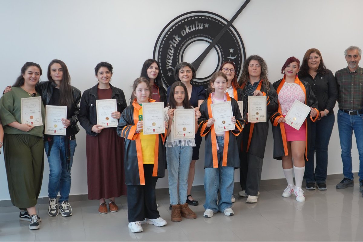 sinemart_'s tweet photo. Sinemart Yazarlık Okulu Geleneksel Mezuniyet Çayı’nda bir dönemi daha; yazının, düşüncenin ve birlikte üretmenin heyecanıyla tamamladık. ❤️

Bu yolculukta emeği olan tüm eğitmenlerimize, mezunlarımıza ve öğrencilerimize sonsuz teşekkür ederiz. https://t.co/3KW0VklnTn