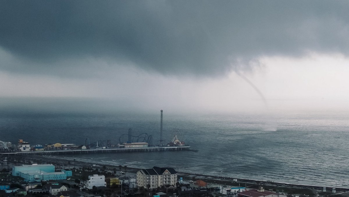 davis_wx's tweet photo. Trimmed video and some still shots of the waterspout and storm off Galveston, TX about 11:40am this morning. #txwx @NWSHouston @TxStormChasers https://t.co/oqUAjjtT9z