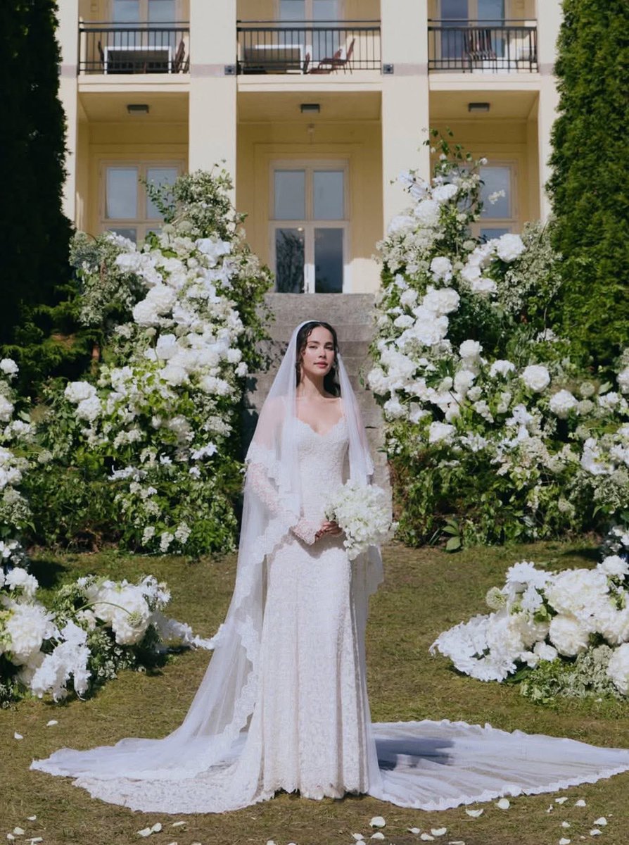 shopevtyw's tweet photo. ญาญ่า ชุดแต่งงานสั่งตัดจาก Louis Vuitton
คิมเบอลีย์ ชุดแต่งงานสั่งตัดจาก DIOR 
ใหม่ ดาวิกา ชุดแต่งงานสั่งตัดจาก Gucci 
✨ถ้าเบลล่าแต่งงานชุดเจ้าสาวต้อง FENDI แน่นอน 😍 https://t.co/gMlKF9tn3g