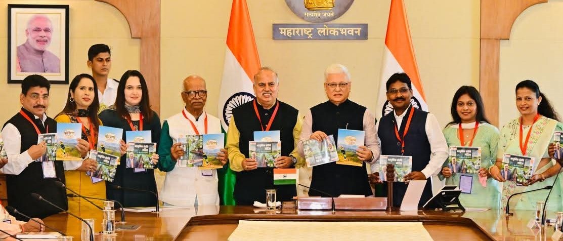 SanatanPrabhat's tweet photo. Books on agriculture authored by Dr. Ravindra Prabhudesai, Managing Director of the ‘Pitambari’ Group, were officially released by Maharashtra Governor @Jishnu_Devvarma at Lok Bhavan, Mumbai! 🇮🇳

“Guidebooks for the new generation!” – Governor

“These books will inspire farmers!” – Dr. Ravindra Prabhudesai

The books focus on modern farming models & Konkan agriculture. 🌱✨