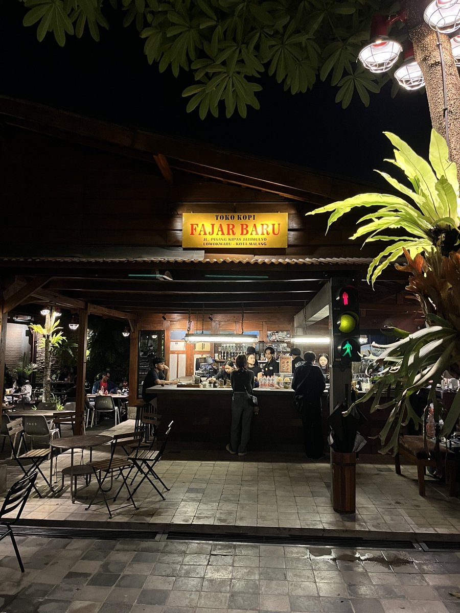 uknowalpha's tweet photo. 📍fajar baru pisang kipas, kota malang

yaa walaupun depan nih tempat pemakaman umum, tapi selalu ramee https://t.co/K8NResX5p3