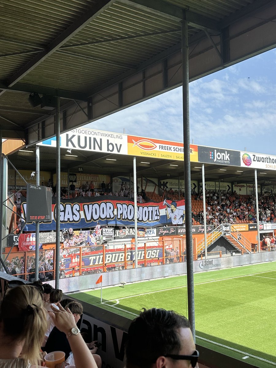 Jannesvd9's tweet photo. FC Volendam - Willem II, een beter resultaat had de Eredivisie niet kunnen wensen op het gebied van supporters. #Groundhoppen #Groundhopping https://t.co/OxGagR4sdS