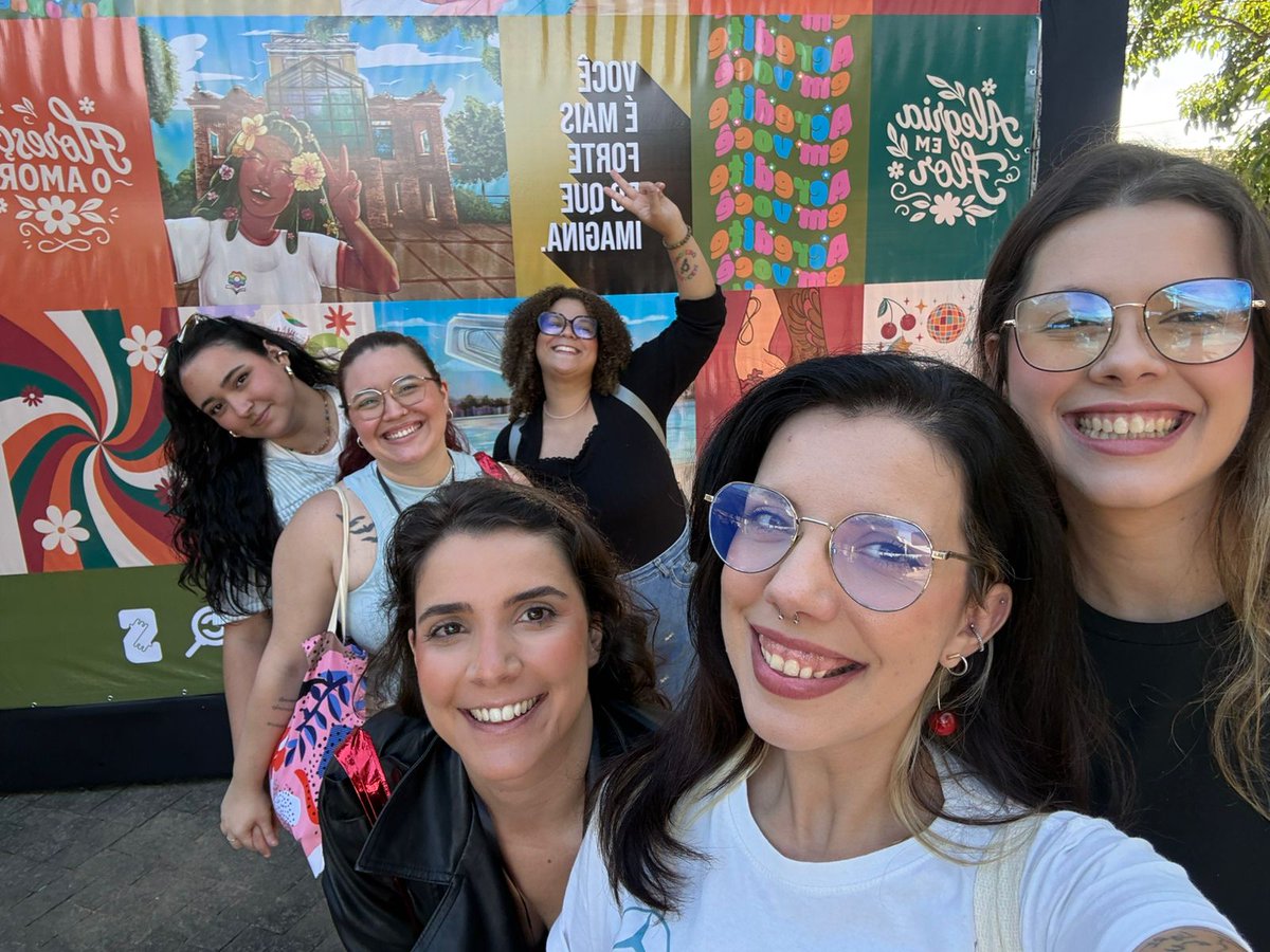 agaybriela's tweet photo. sáficas ✅ 
autoras ✅
leitoras ✅
leitora crítica ✅
noivas ✅
solteira ✅ https://t.co/Xnmflr6cSe