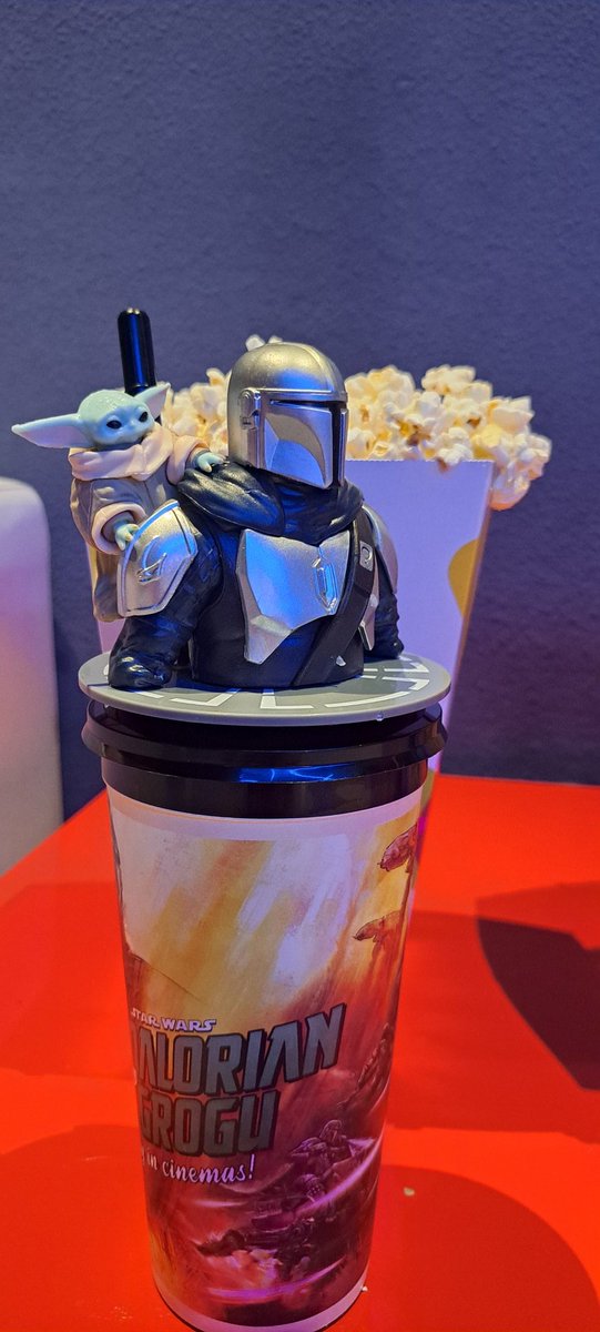 StarWarsEs's tweet photo. Vamos a por un segundo visionado y hoy con vaso 🙌🏻🙃 https://t.co/I2sw3ioQIe