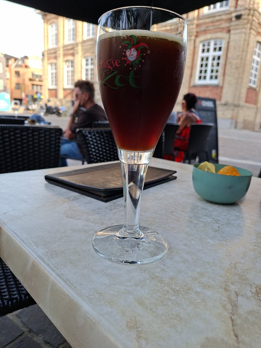 tofke49's tweet photo. Zalig een terras aan het doen met een brugse zot https://t.co/33OsB4dlIV