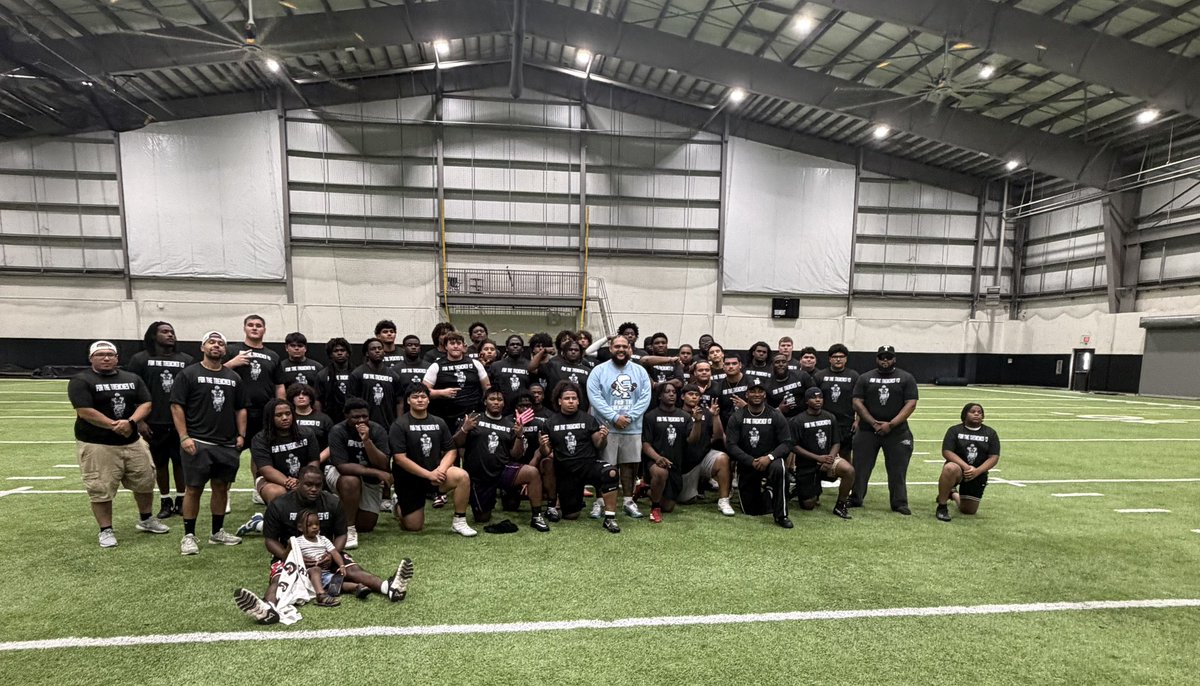 ZachIsGreat_'s tweet photo. This was an amazing feeling to host something back home. #ForTheTrenchesV3 Thank you to everyone who made this possible like the media, sponsors and coaches! See yall in July ! 🦅🦅🦅 https://t.co/IA9ohorH3K