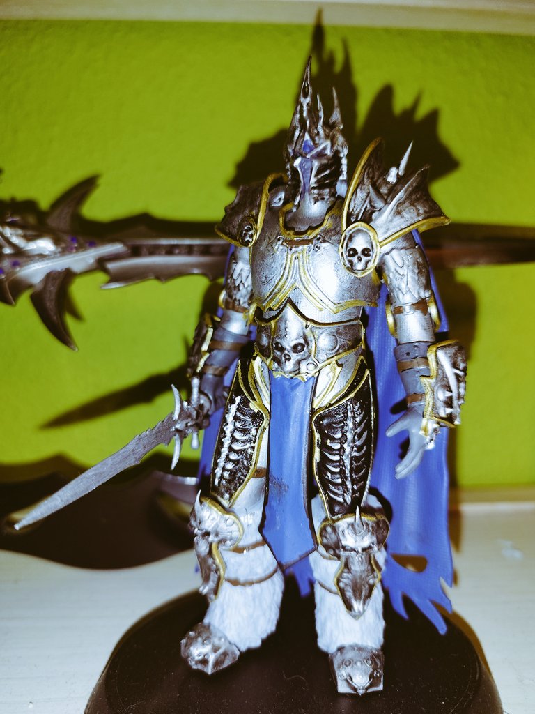 chemitaunico's tweet photo. @AzcarragaDe que te parece?. ¿Digno del único y verdadero rey de corona de hielo?. Montado y pintado a mano. No me pude resistir a añadirlo a mí colección de tematica  WOW junto a su querida espada. https://t.co/1iIORHJBYy