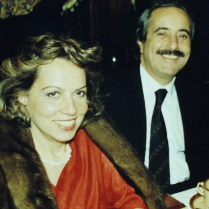 divano_il's tweet photo. "L'orologio è fermo alle ore 17:58"  Capaci 23/05/92 
Francesca Morvillo e Giovanni Falcone, una storia d'Amore https://t.co/C9Qz3nuNiZ