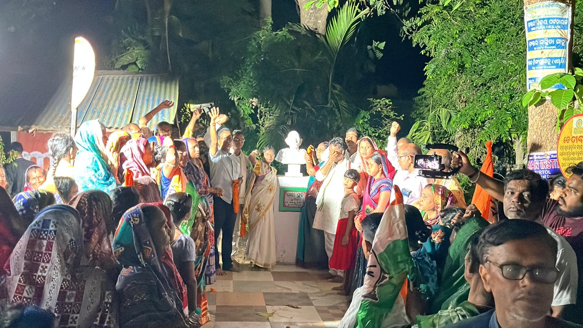 dpodisha's tweet photo. A Mahila Mashal SobhaYatra  @Raghunathpur, Jagatsinghpur to keep pressure on BJP govt demanding immediate implementation of  33% Women Reservation Bill-2023  &amp; a hall bol campaign against NEET-UG ? Paper leak. https://t.co/LN1GSVuLfN
