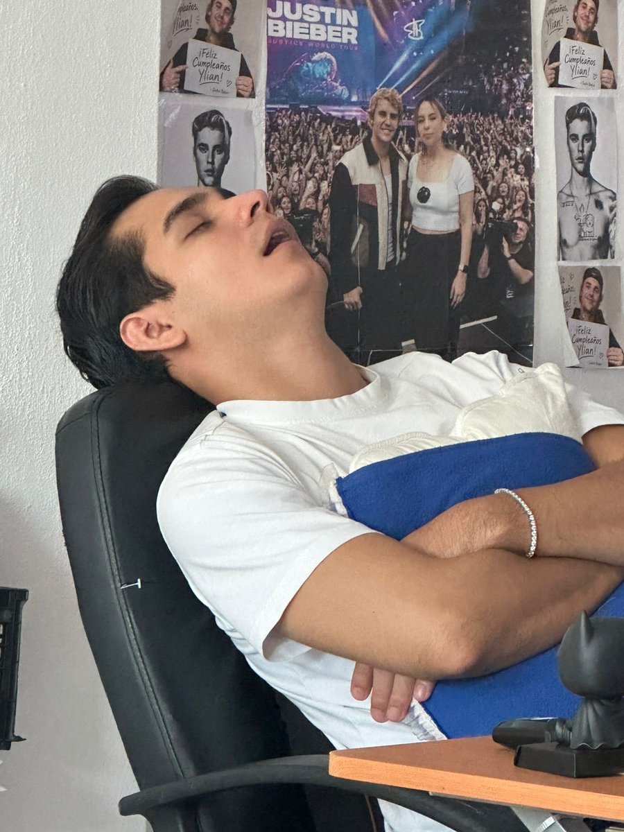 AngelJimnz7's tweet photo. @Vikingonegroa Buenos días vikingo, trabajando en sábado mientras mi compañero duerme 😮‍💨😂 https://t.co/6CeOiGrUkW
