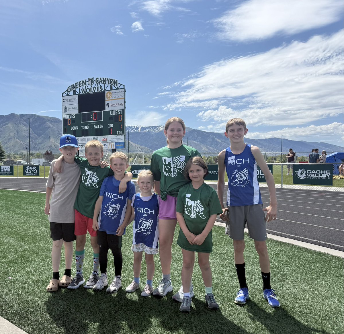 BeavSkiTeam's tweet photo. A good crew of @BeavSkiTeam athletes today at the Green Canyon Track &amp; Field meet! #Multisport #Rockstars https://t.co/VPh4RcVdi9