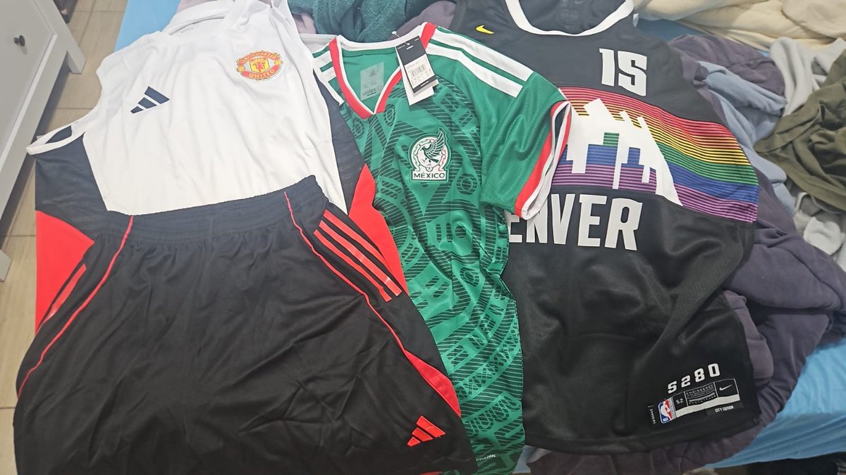 ElDantoper's tweet photo. @JINfutebol Comprei dia 1/04 e chegou dia 21/05

O material do conjunto achei muito bom e os das outras 2 camisas similar ao que se encontro nas feiras de importados.

Único ponto negativo é que a camisa do jokic veio com uma linha manchada de preto nos números acima da linha de costura. https://t.co/kZ9eEhSOy4