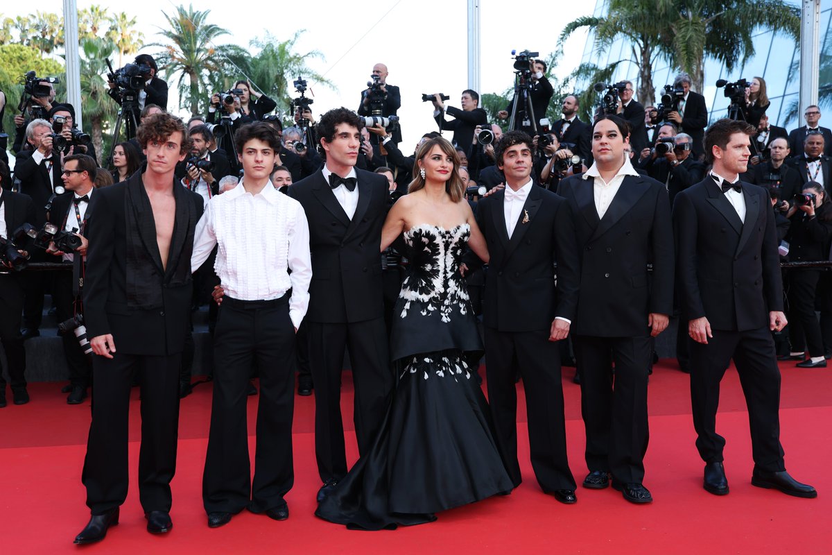 JoseMRomero's tweet photo. Ana Milán está en la alfombra de la clausura de #Cannes2026 

¿Me estáis diciendo que la profesora de 'Física o Química' puede ver recoger un premio a Fer, uno de sus alumnos? https://t.co/C2bLh9Te7i