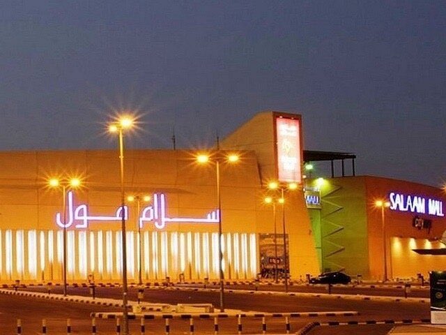 its_OSAMH's tweet photo. @mansoralassaf ايضا في جدة كان فيه ممشى اسمه "حوش الحوامل" هذا السور كان موقع المطار القديم سابقاً.

الحوش تم اخذ جزء منه قبل سنوات وتم بناء مركز السلام مول، وبعدها بسنوات اخرى تم هدم السور كامل وتم بناء مشروع سكني اسمه "درب الحرمين"

وانقرض حوش الحوامل. https://t.co/tkHrSfVSJH