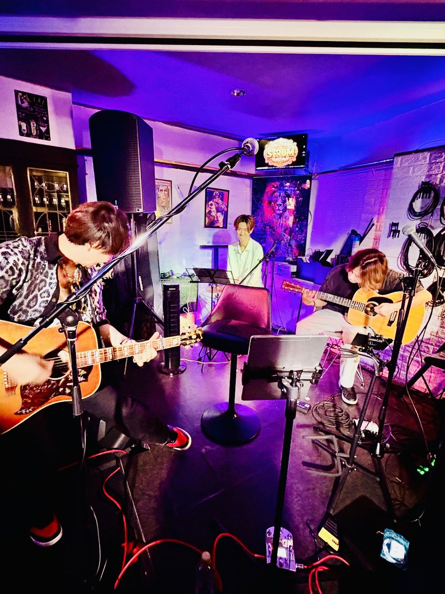vo_aisuke's tweet photo. 本日は初出演のSTRUM AKASAKAさん‼︎ほぼ満席の中メチャクチャ盛り上がりました🔥有難うございましたっっ٩( 'ω' )وさて、次回のLiveも初めてのお店‼︎6/6Live Bar Cham-pan-pon 恵比寿店』様‼️コレまた楽しみですっっ😍✨
 #八木愛介
#村山政太
#土屋智泰 https://t.co/2AZ9SuNV4l