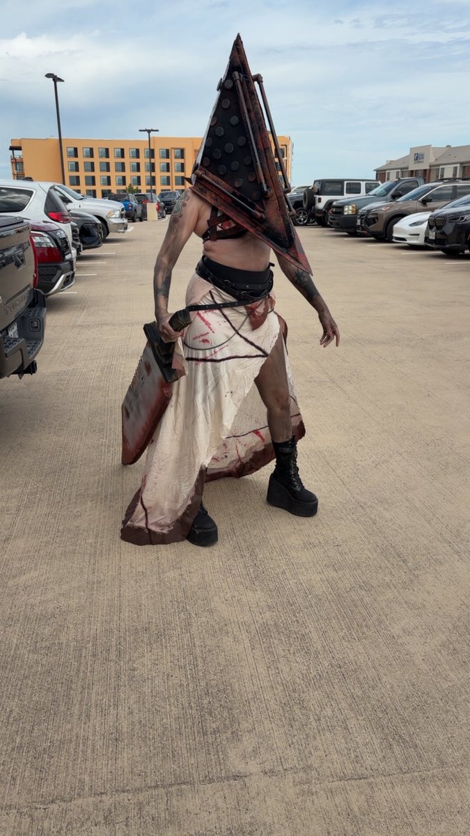 RopePixie's tweet photo. At the Texas frightmare weekend as lady pyramid head https://t.co/439nVmiJ66