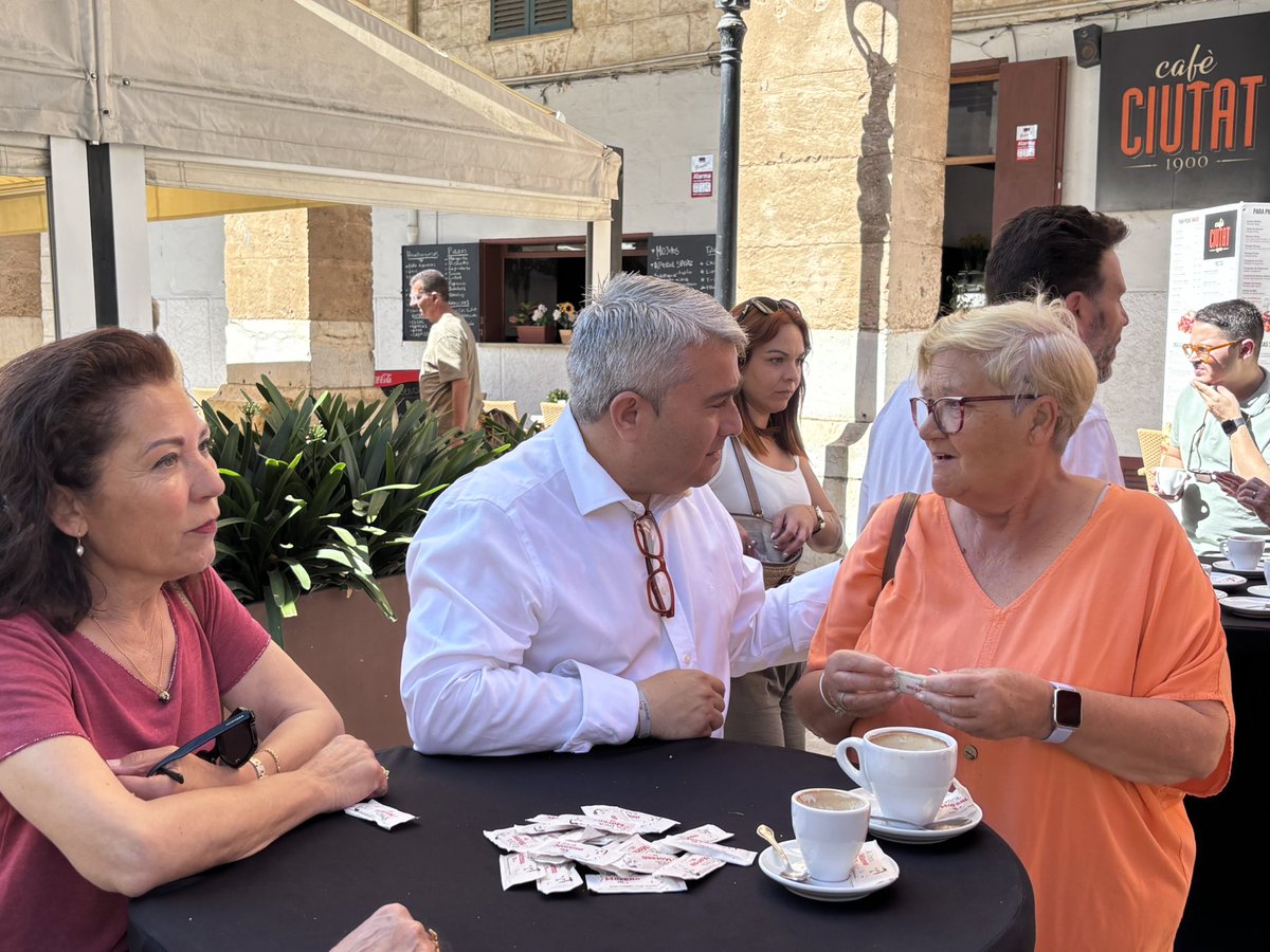 SocialistesInca's tweet photo. 🌹Avui matí els i les @SocialistesInca hem estat a plaça de Santa Maria la Major per dialogar, escoltar i trobar-nos amb els inquers i les inqueres.

Aquesta sempre serà la base per seguir fent d'Inca una ciutat millot per a tots i totes. 

Us esperam a les properes! #IncaSomTots https://t.co/buKFO4II33