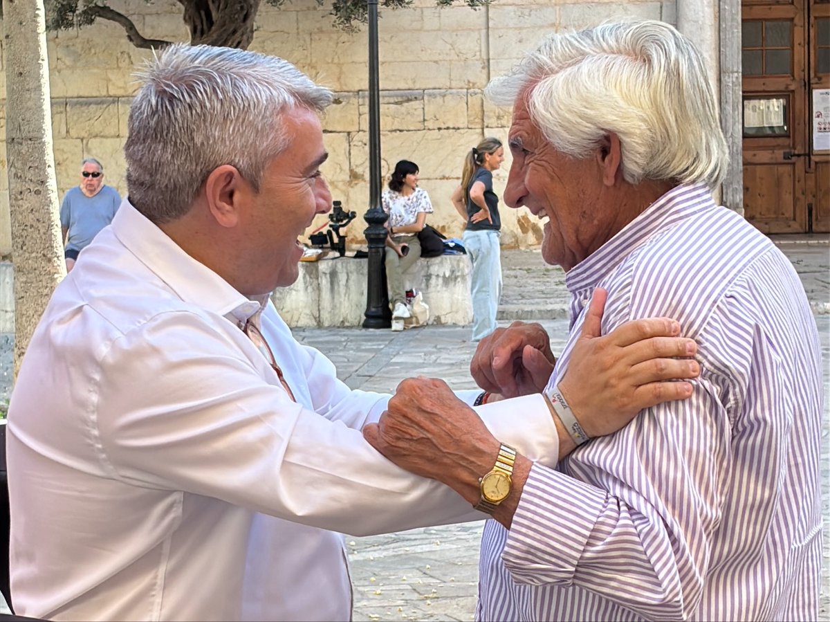 SocialistesInca's tweet photo. 🌹Avui matí els i les @SocialistesInca hem estat a plaça de Santa Maria la Major per dialogar, escoltar i trobar-nos amb els inquers i les inqueres.

Aquesta sempre serà la base per seguir fent d'Inca una ciutat millot per a tots i totes. 

Us esperam a les properes! #IncaSomTots https://t.co/buKFO4II33