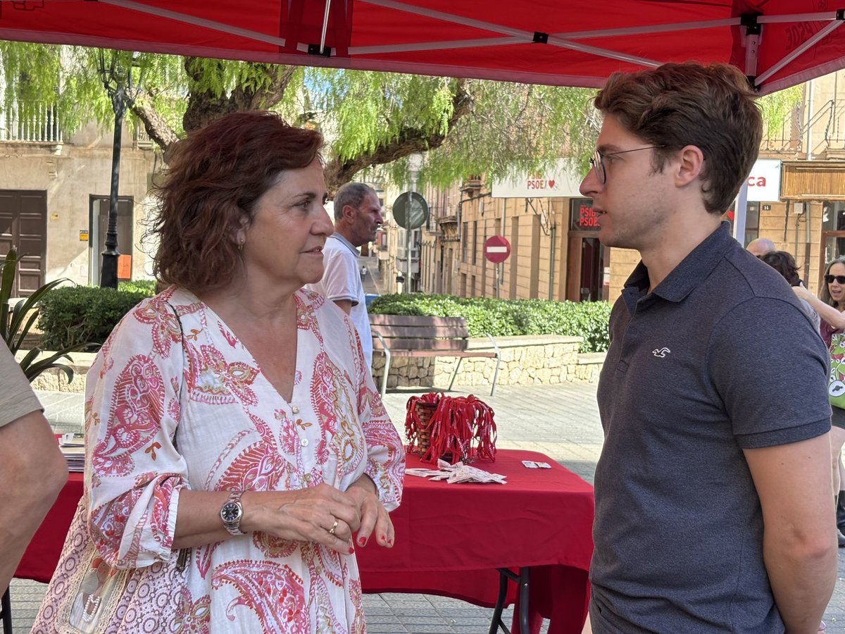 SocialistesInca's tweet photo. 🌹Avui matí els i les @SocialistesInca hem estat a plaça de Santa Maria la Major per dialogar, escoltar i trobar-nos amb els inquers i les inqueres.

Aquesta sempre serà la base per seguir fent d'Inca una ciutat millot per a tots i totes. 

Us esperam a les properes! #IncaSomTots https://t.co/buKFO4II33
