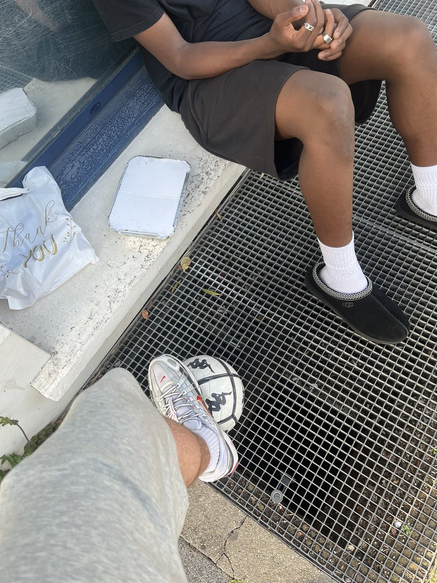 numerrosixx's tweet photo. J’ai croisé des potes à mon p’tit frr on a tapé un thieb ensemble ça c’est ma ville ❤️❤️❤️ #localisé92 #cosmopolite https://t.co/f8caIxmzoh