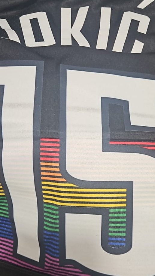ElDantoper's tweet photo. @JINfutebol Comprei dia 1/04 e chegou dia 21/05

O material do conjunto achei muito bom e os das outras 2 camisas similar ao que se encontro nas feiras de importados.

Único ponto negativo é que a camisa do jokic veio com uma linha manchada de preto nos números acima da linha de costura. https://t.co/kZ9eEhSOy4