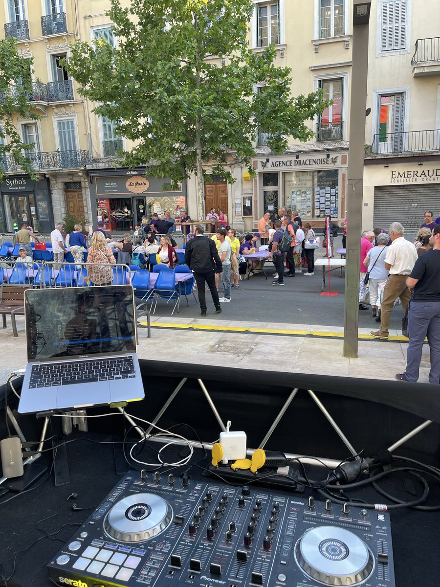 johnrainaud's tweet photo. Avec Var Sonorisation, ma fidèle équipe de choc pour entamer ce week-end de fête à @VilleDraguignan 🎤🎧🪩
#Animation #DJ #LaGrandeTable #Draguignan https://t.co/DWhALX1qiA