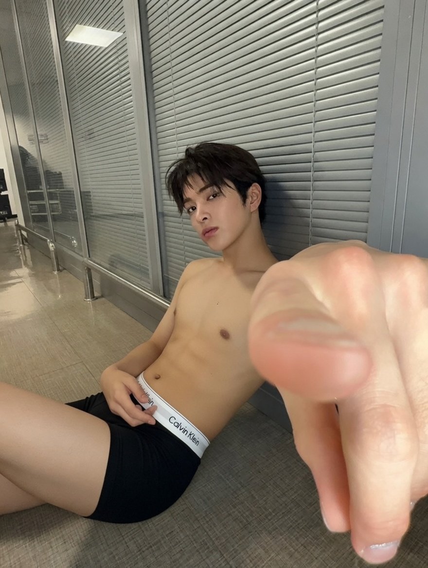Fake kpop pics tweet media