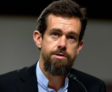 Rose_Crypto11's tweet photo. If you're feeling down, read this

Someone bought Jack Dorsey's first tweet NFT for $2,900,000 in 2021

Today, it's worth just $5 https://t.co/E8xp6onj88