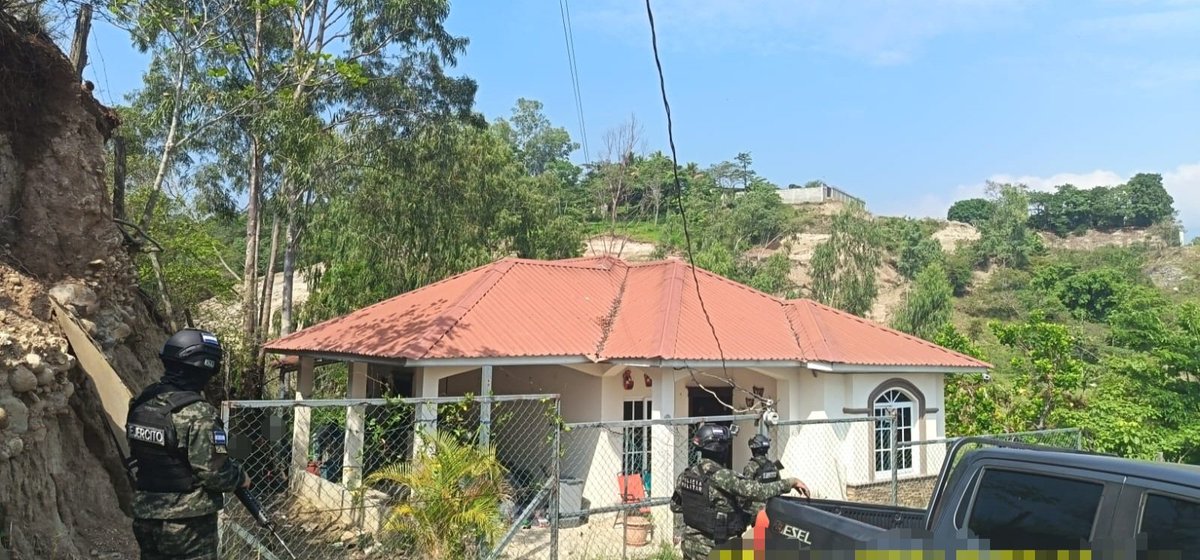 FFAAHN's tweet photo. #OperacionesFFAA || Las #FFAA culminaron allanamientos de morada en los sectores de Corquín y Copán, en una operación conjunta desarrollada por el Comando de Operaciones de Apoyo Institucional C-11, a través de la Fuerza de Tarea Maya-Chortí y la Policía Militar de Honduras #PMOP, en coordinación con la Dirección de Lucha Contra el Narcotráfico #DLCN y el Ministerio Público Honduras (RRPP).
Como resultado de las acciones ejecutadas se decomisó armas de fuego, cartuchos sin percutir y cargadores para munición.
Estas operaciones forman parte de las acciones permanentes orientadas a fortalecer la seguridad y combatir los delitos en el territorio nacional.
#FuerzasArmadasHN