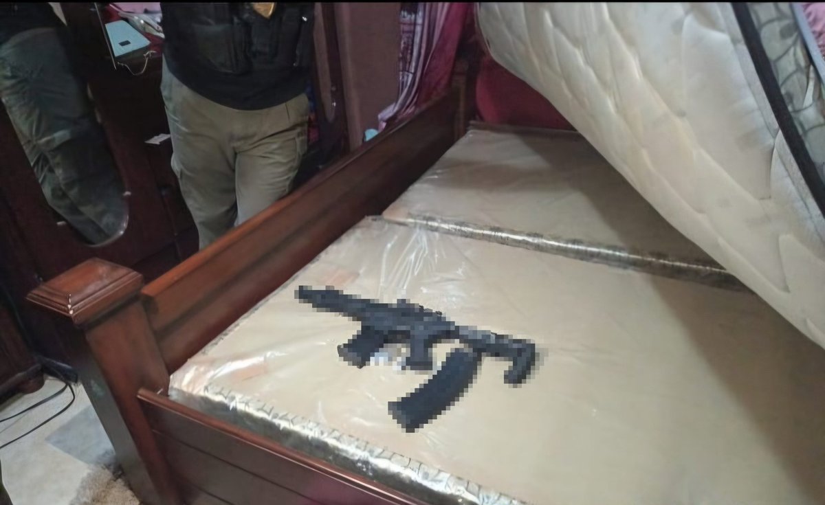 FFAAHN's tweet photo. #OperacionesFFAA || Las #FFAA culminaron allanamientos de morada en los sectores de Corquín y Copán, en una operación conjunta desarrollada por el Comando de Operaciones de Apoyo Institucional C-11, a través de la Fuerza de Tarea Maya-Chortí y la Policía Militar de Honduras #PMOP, en coordinación con la Dirección de Lucha Contra el Narcotráfico #DLCN y el Ministerio Público Honduras (RRPP).
Como resultado de las acciones ejecutadas se decomisó armas de fuego, cartuchos sin percutir y cargadores para munición.
Estas operaciones forman parte de las acciones permanentes orientadas a fortalecer la seguridad y combatir los delitos en el territorio nacional.
#FuerzasArmadasHN