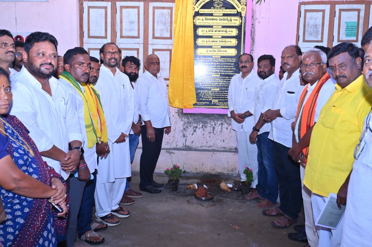 TataraoKona's tweet photo. ప్రమాదవశాత్తు మరణించిన రైతు కుటుంబాలకు అండగా సుమారు ₹20 లక్షల ఆర్థిక సహాయ చెక్కుల పంపిణీతో పాటు రూ.15.50 కోట్ల రుణాలు మరియు లబ్ధుల పంపిణీ కార్యక్రమం సీహెచ్‌ ఎన్‌ అగ్రహారం ప్రాథమిక వ్యవసాయ సహకార సంఘంలో ఘనంగా నిర్వహించబడింది.

మాజీ మంత్రివర్యులు, అనకాపల్లి శాసనసభ్యులు శ్రీ కొణతాల రామకృష్ణ గారు మరియు డీసీసీబీ చైర్మన్ శ్రీ కోన తాతారావు గారి ఆధ్వర్యంలో ప్రమాదవశాత్తు మరణించిన రైతుల కుటుంబాలకు ఆర్థిక సహాయ చెక్కులను అందజేశారు. అలాగే పంట రుణాలు, ప్రమాద బీమా క్లెయిమ్‌లు, సాధారణ బీమా క్లెయిమ్‌లు, ఎస్టీ రుణాలు, స్వయం సహాయక సంఘాల రుణాలు తదితర పథకాల కింద మొత్తం రూ.15.50 కోట్ల రుణాలు మరియు లబ్ధులను రైతులు, మహిళా సంఘాల సభ్యులకు పంపిణీ చేశారు.

అదేవిధంగా జిల్లా సహకార కేంద్ర బ్యాంకు మంజూరు చేసిన ₹5 లక్షల నిధులతో ఏర్పాటు చేసిన స్ట్రాంగ్ రూమ్ డోర్ మరియు ₹2 లక్షల వ్యయంతో ఏర్పాటు చేసిన సౌర విద్యుత్ సదుపాయాలను ప్రారంభించారు.

ఈ కార్యక్రమం సీహెచ్‌ ఎన్‌ అగ్రహారం సొసైటీ అధ్యక్షులు శ్రీ బంటు రవి గారి ఆధ్వర్యంలో నిర్వహించబడింది.

ఈ కార్యక్రమంలో మాజీ శాసనసభ్యులు, ఆంధ్రప్రదేశ్ పట్టణ ఆర్థిక మరియు మౌలిక సదుపాయాల అభివృద్ధి సంస్థ చైర్మన్ శ్రీ పీలా గోవింద్ సత్యనారాయణ గారు, డీసీఎంఎస్ చైర్మన్ శ్రీ కొట్ని బాలాజీ గారు, బ్యాంకు అధికారులు, రైతులు, మహిళా సంఘాల సభ్యులు, యువ నాయకులు మరియు స్థానిక ప్రజలు భారీ సంఖ్యలో పాల్గొన్నారు.
@KonathalaForAKP 

@ncbn @PawanKalyan @mnadendla @NagaBabuOffl @JanaSenaParty @JSPShatagniTeam @JaiTDP @BJP4Andhra 

#DccbVisakhapatnam