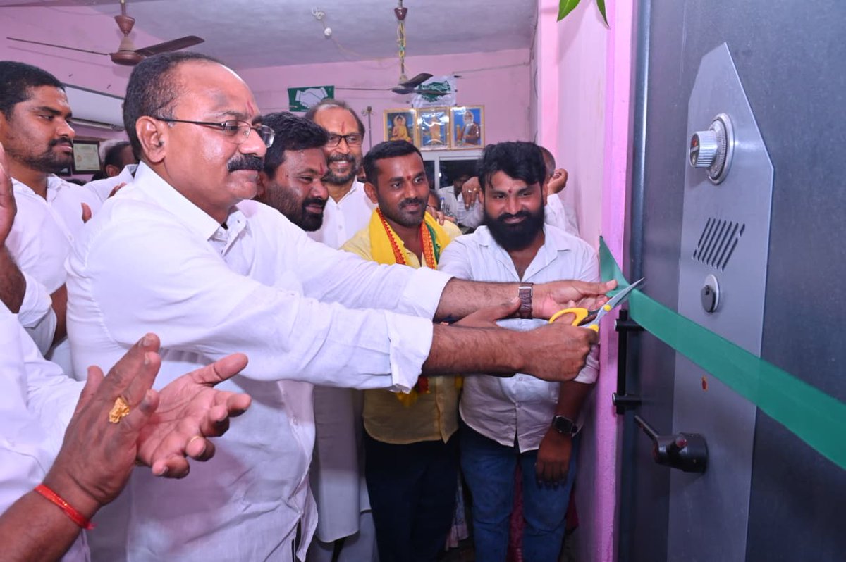 TataraoKona's tweet photo. ప్రమాదవశాత్తు మరణించిన రైతు కుటుంబాలకు అండగా సుమారు ₹20 లక్షల ఆర్థిక సహాయ చెక్కుల పంపిణీతో పాటు రూ.15.50 కోట్ల రుణాలు మరియు లబ్ధుల పంపిణీ కార్యక్రమం సీహెచ్‌ ఎన్‌ అగ్రహారం ప్రాథమిక వ్యవసాయ సహకార సంఘంలో ఘనంగా నిర్వహించబడింది.

మాజీ మంత్రివర్యులు, అనకాపల్లి శాసనసభ్యులు శ్రీ కొణతాల రామకృష్ణ గారు మరియు డీసీసీబీ చైర్మన్ శ్రీ కోన తాతారావు గారి ఆధ్వర్యంలో ప్రమాదవశాత్తు మరణించిన రైతుల కుటుంబాలకు ఆర్థిక సహాయ చెక్కులను అందజేశారు. అలాగే పంట రుణాలు, ప్రమాద బీమా క్లెయిమ్‌లు, సాధారణ బీమా క్లెయిమ్‌లు, ఎస్టీ రుణాలు, స్వయం సహాయక సంఘాల రుణాలు తదితర పథకాల కింద మొత్తం రూ.15.50 కోట్ల రుణాలు మరియు లబ్ధులను రైతులు, మహిళా సంఘాల సభ్యులకు పంపిణీ చేశారు.

అదేవిధంగా జిల్లా సహకార కేంద్ర బ్యాంకు మంజూరు చేసిన ₹5 లక్షల నిధులతో ఏర్పాటు చేసిన స్ట్రాంగ్ రూమ్ డోర్ మరియు ₹2 లక్షల వ్యయంతో ఏర్పాటు చేసిన సౌర విద్యుత్ సదుపాయాలను ప్రారంభించారు.

ఈ కార్యక్రమం సీహెచ్‌ ఎన్‌ అగ్రహారం సొసైటీ అధ్యక్షులు శ్రీ బంటు రవి గారి ఆధ్వర్యంలో నిర్వహించబడింది.

ఈ కార్యక్రమంలో మాజీ శాసనసభ్యులు, ఆంధ్రప్రదేశ్ పట్టణ ఆర్థిక మరియు మౌలిక సదుపాయాల అభివృద్ధి సంస్థ చైర్మన్ శ్రీ పీలా గోవింద్ సత్యనారాయణ గారు, డీసీఎంఎస్ చైర్మన్ శ్రీ కొట్ని బాలాజీ గారు, బ్యాంకు అధికారులు, రైతులు, మహిళా సంఘాల సభ్యులు, యువ నాయకులు మరియు స్థానిక ప్రజలు భారీ సంఖ్యలో పాల్గొన్నారు.
@KonathalaForAKP 

@ncbn @PawanKalyan @mnadendla @NagaBabuOffl @JanaSenaParty @JSPShatagniTeam @JaiTDP @BJP4Andhra 

#DccbVisakhapatnam
