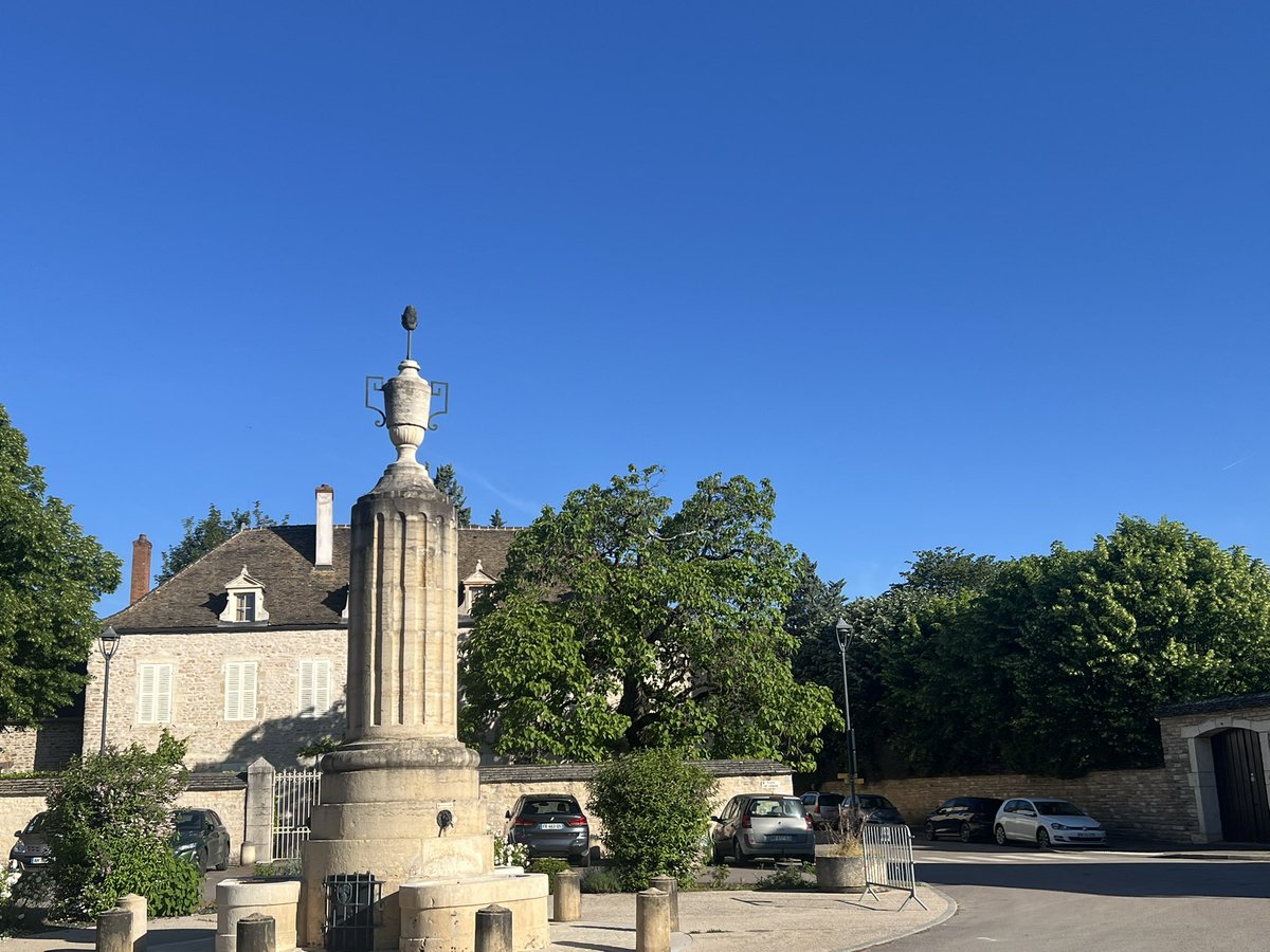 PIFux's tweet photo. VIa dies in via Virzelliaca : a Beaune ad Arnay-le-Duc per illustria vigneta et dein per viridantia rura. https://t.co/meXM33NOA7