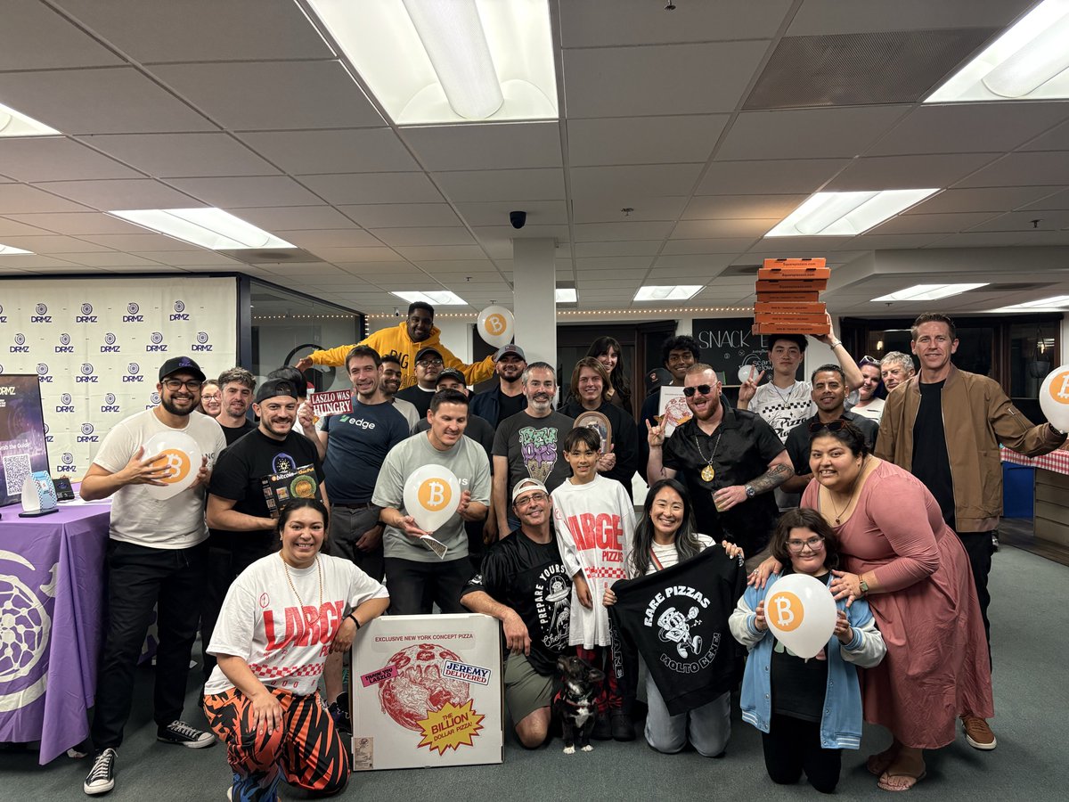 SDNFTFriends's tweet photo. Another epic @Pizza_DAO global pizza party in the books. Our 6th in San Diego to be exact!

Thank you to all the amazing sponsors &amp; partners who come together who make these parties around the globe possible. 💗

See you same time next year? 😉 https://t.co/VhbiRoXgiM
