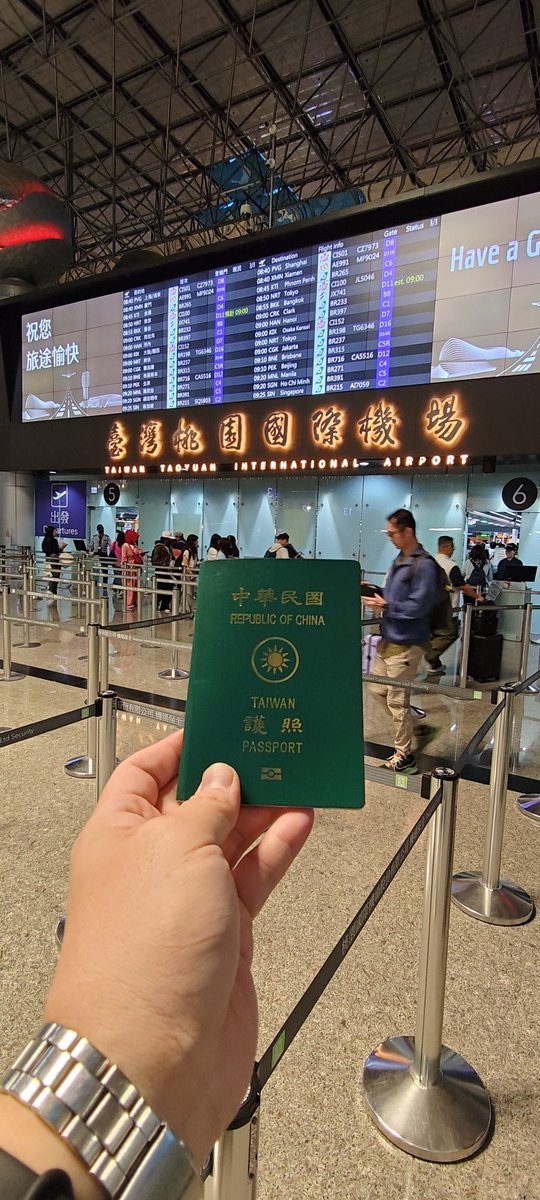 hb050317's tweet photo. ベトナムのホーチミンに到着！🇻🇳
マジで暑すぎて、さっきお昼に35度あって溶けそうだった🫠
次にみんなに会う時、俺の身長が5センチ縮んでてもスルーしてね（笑）
西貢真的太熱了，剛剛中午有35度快融化了，
​#ホーチミン #ベトナム旅行 #暑すぎる https://t.co/eefm41zwxM