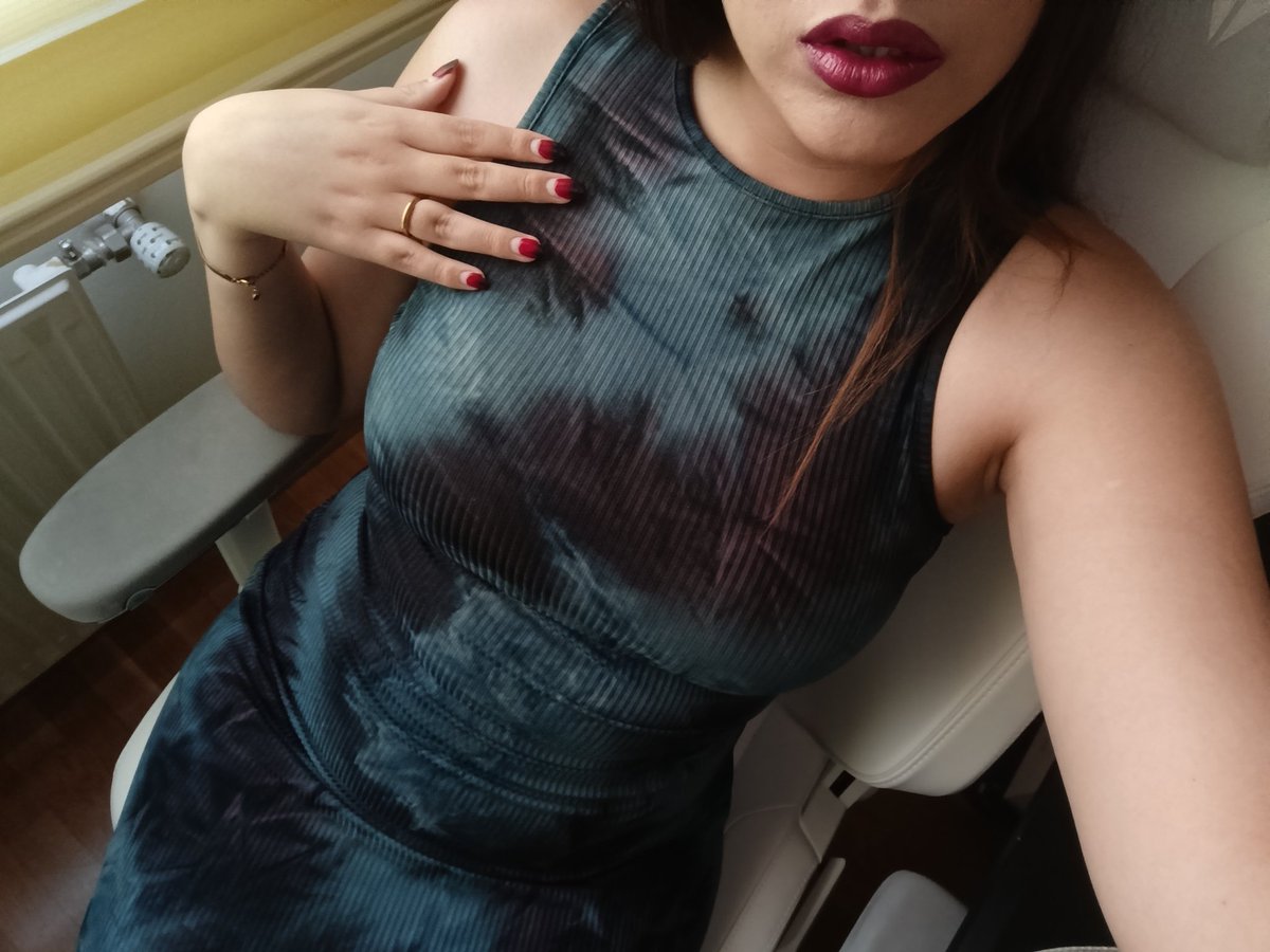 ItsLauraLips's tweet photo. Summer is back so dresses are back!! No more jackets finally 🎆🎉🔥🎊 https://t.co/JszU9KMNRN