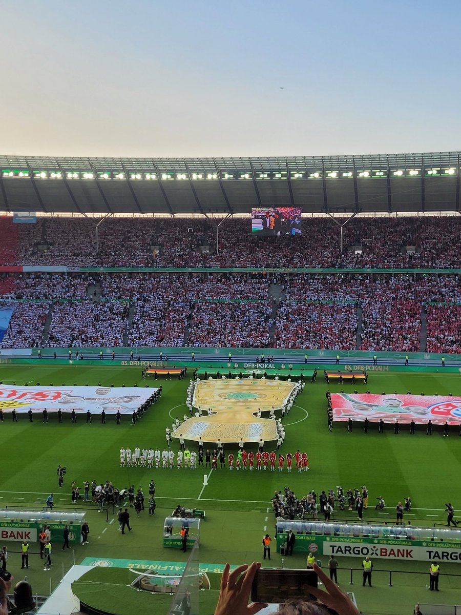 AZ_Strasser's tweet photo. Na denn. Die Choreos auf jeden Fall CL-Final-reif. 
#FCBVfB https://t.co/OIcM6hykpb